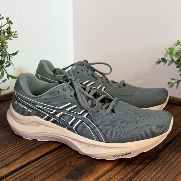 NWT Asics GT-2000 14 men's running shoes in Monument/White